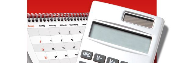 Ein Kalender und ein Taschenrechner auf rotem Grund